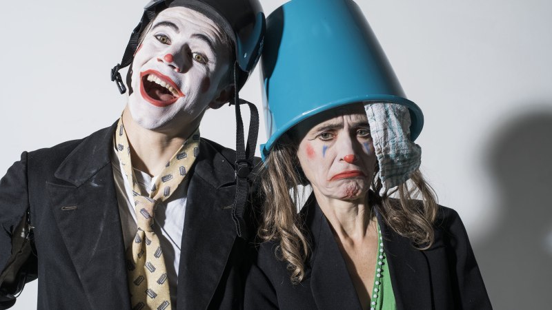 Zwei Clowns stehen Kopf, © Eliszi Böhm Zwei Clowns stehen Kopf, © Eliszi Böhm