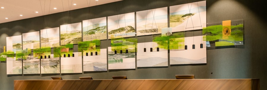 Eine moderne Rezeption mit einer künstlerischen Wandinstallation aus Landschaftsbildern und geometrischen Formen., © Motel One - Stuttgart Hauptbahnhof Eine moderne Rezeption mit einer künstlerischen Wandinstallation aus Landschaftsbildern und geometrischen Formen., © Motel One - Stuttgart Hauptbahnhof