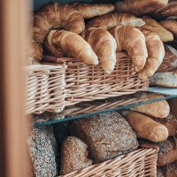 Ein Regal mit K&ouml;rben voller Croissants und Brote in einem Holzschrank., &copy; Raupe Immersatt e.V., Stuttgart