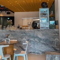 A modern caf&eacute; with marble tables and a stylish counter. Subtle lighting and minimalist decor create a welcoming atmosphere., &copy; SMG Stuttgart Marketing GmbH - Thabea Zauder