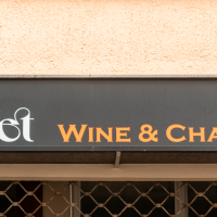 Ein Ladenschild mit der Aufschrift 'easy street Wine & Champagne' in stilvoller Schrift auf schwarzem Hintergrund., &copy; Stuttgart-Marketing GmbH, Sarah Schmid