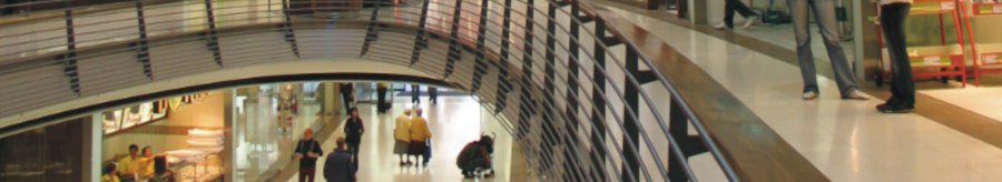 Innenansicht der Königsbau Passagen mit Geschäften und Menschen auf zwei Etagen. Eine geschwungene Brücke verbindet die Bereiche., © Stuttgart-Marketing GmbH