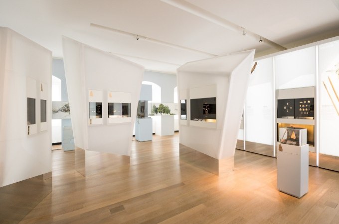 Ein modernes Museum mit schr&auml;gen, wei&szlig;en Vitrinen, die historische Artefakte pr&auml;sentieren. Der Raum ist hell und minimalistisch gestaltet., &copy; Landesmuseum W&uuml;rttemberg