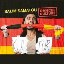 Ein Mann zerreißt ein Papier mit 'KULTUR' vor einer Deutschlandflagge. Titel: Salim Samatou - Cancel Culture., © links im Bild Ein Mann zerreißt ein Papier mit 'KULTUR' vor einer Deutschlandflagge. Titel: Salim Samatou - Cancel Culture., © links im Bild