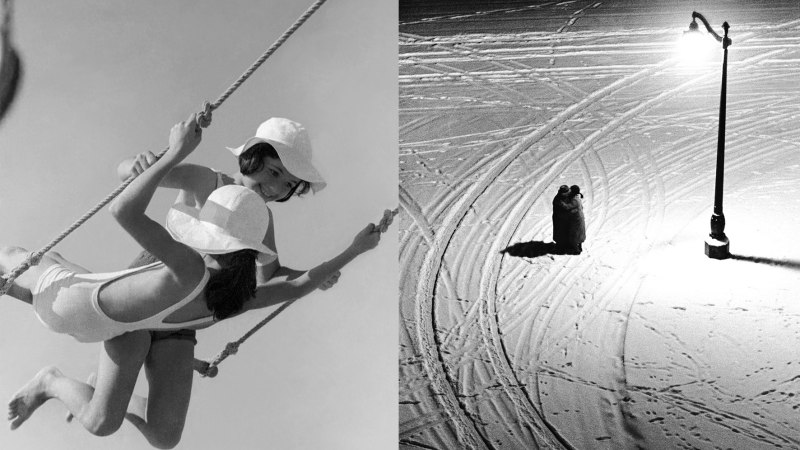 Links schaukeln zwei Kinder mit Hüten, rechts umarmt sich ein Paar unter einer Straßenlaterne im Schnee. Beide Szenen sind in Schwarz-Weiß., © Fred Stein
