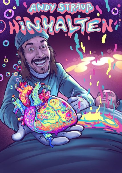 Ein lächelnder Chirurg hält ein buntes Herz, umgeben von farbigen Spritzern. Oben steht 'Andy Strauß Hinhalten' in verspielter Schrift., © Rosenau Kultur e.V.