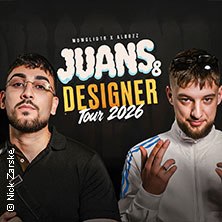 Zwei M&auml;nner vor dunklem Hintergrund, Text: 'Juans & Designer Tour 2026'. Einer tr&auml;gt Brille, der andere wei&szlig;e Jacke., &copy; links im Bild