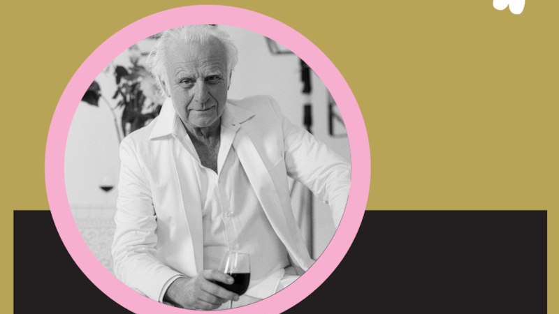 Ein Mann in einem wei&szlig;en Anzug sitzt mit einem Glas Rotwein. Im Hintergrund sind Blumen und Studiolichter sichtbar, was eine elegante Atmosph&auml;re schafft., &copy; Renitenztheater Stuttgart e.V.