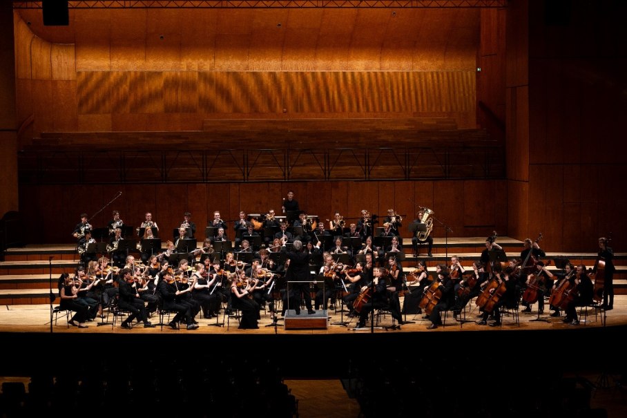 Mit voller Klangkraft auf der Bühne: Die Junge Waldorf Philharmonie während ihres Konzerts in der Liederhalle Stuttgart. Der gesamte Saal wird erfüllt vom energiegeladenen, präzisen Spiel dieses beeindruckenden Jugendensembles., © Junge Waldorf Philharmonie