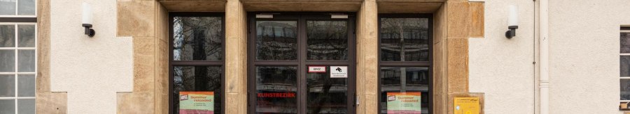 Eingang des Kunstbezirks mit einem Banner f&uuml;r die Ausstellung 'Summer reloaded'. Die Fassade ist aus Stein mit gro&szlig;en Fenstern., &copy; Stuttgart-Marketing GmbH, Sarah Schmid