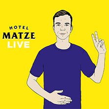Illustration eines Mannes in blauem Shirt vor gelbem Hintergrund, zeigt Peace-Zeichen. Text: Hotel Matze - Live., © links im Bild Illustration eines Mannes in blauem Shirt vor gelbem Hintergrund, zeigt Peace-Zeichen. Text: Hotel Matze - Live., © links im Bild