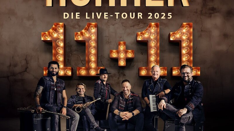 Die Band HÖHNER posiert vor einem Hintergrund mit dem Schriftzug '11+11' und 'Die Live-Tour 2025'. Die Mitglieder halten Instrumente., © Meyer-Konzerte GmbH & Co. KG Die Band HÖHNER posiert vor einem Hintergrund mit dem Schriftzug '11+11' und 'Die Live-Tour 2025'. Die Mitglieder halten Instrumente., © Meyer-Konzerte GmbH & Co. KG