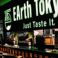 Restaurant mit dem Schild 'EArth Tokyo' und dem Slogan 'Just Taste It'. Moderne Einrichtung mit Pflanzenwand und Theke., © Stuttgart Marketing GmbH - Sarah Schmid Restaurant mit dem Schild 'EArth Tokyo' und dem Slogan 'Just Taste It'. Moderne Einrichtung mit Pflanzenwand und Theke., © Stuttgart Marketing GmbH - Sarah Schmid