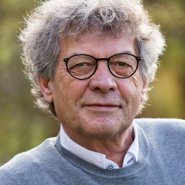 Ein älterer Mann mit grauem Haar und Brille lächelt leicht. Er trägt einen grauen Pullover und ein weißes Hemd. Der Hintergrund ist unscharf., © Börsenverein des Deutschen Buchhandels, Landesverband Baden-Württemberg e.V.