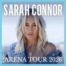 Plakat für Sarah Connors Arena-Tour 2026. Sie trägt eine Jeansjacke und hat blondes Haar. Der Hintergrund ist unscharf., © links im Bild