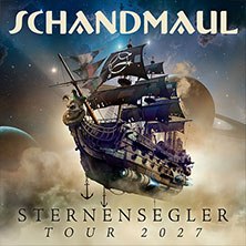 Ein fliegendes Piratenschiff segelt durch den Weltraum, umgeben von Planeten. Der Schriftzug 'Schandmaul Sternensegler Tour 2027' ist prominent zu sehen., &copy; links im Bild