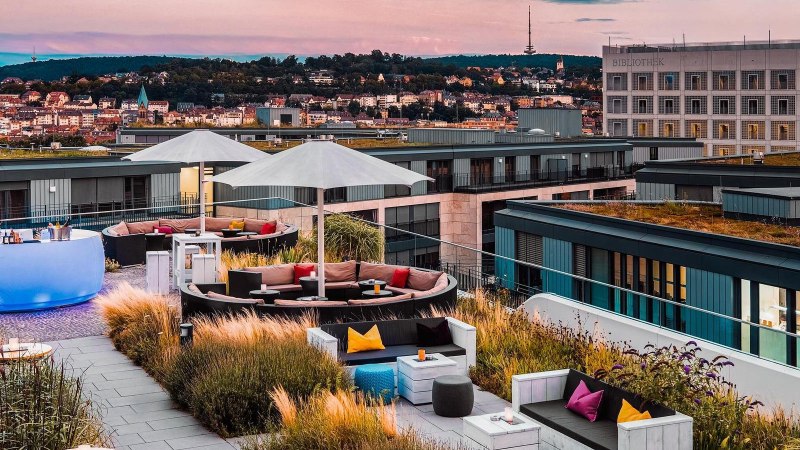 Moderne Dachterrasse des Jaz Hotels in Stuttgart mit stilvollen Sitzbereichen, Sonnenschirmen und Blick auf die Stadt und den Fernsehturm., © Wolfram Bar & Terrace