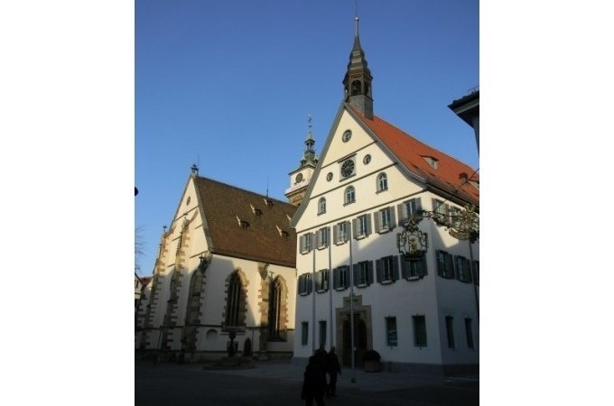 Historische Gebäude in Bad Cannstatt, darunter eine Kirche und ein Fachwerkhaus, bei klarem Himmel und Sonnenschein., © Cool-Tours StattReisen Historische Gebäude in Bad Cannstatt, darunter eine Kirche und ein Fachwerkhaus, bei klarem Himmel und Sonnenschein., © Cool-Tours StattReisen