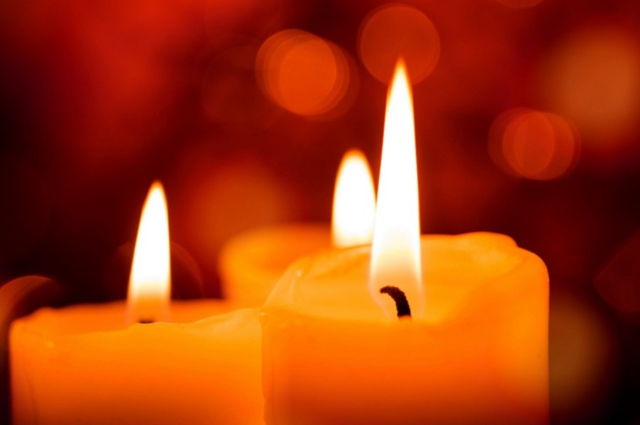 Drei brennende Kerzen in Nahaufnahme, die ein warmes, gemütliches Licht ausstrahlen. Der Hintergrund ist unscharf und in warmen Tönen gehalten., © unbekannt