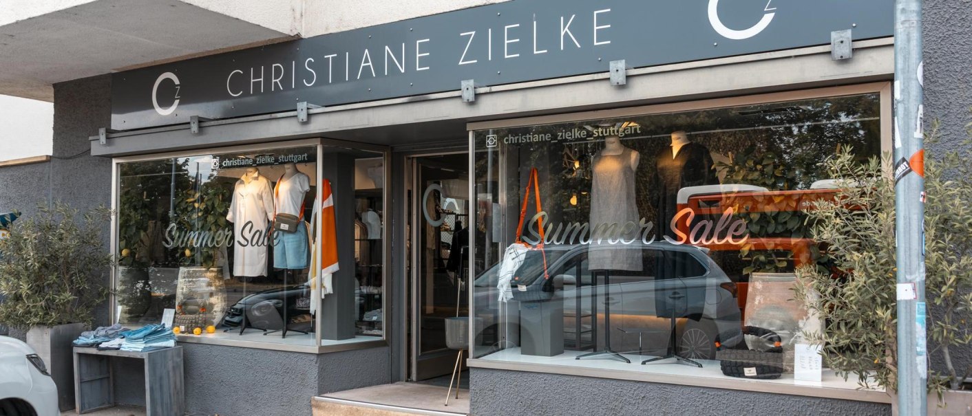 Modegeschäft 'Christiane Zielke' mit Schaufensterdekoration und 'Summer Sale'-Angebot. Kleidung und Accessoires sind ausgestellt., © Stuttgart Marketing GmbH, Sarah Schmid Modegeschäft 'Christiane Zielke' mit Schaufensterdekoration und 'Summer Sale'-Angebot. Kleidung und Accessoires sind ausgestellt., © Stuttgart Marketing GmbH, Sarah Schmid