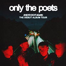 Vier Personen stehen vor einer nächtlichen Straße mit Lichtern. Oben steht "only the poets" und "AND I’D DO IT AGAIN THE DEBUT ALBUM TOUR"., © links im Bild Vier Personen stehen vor einer nächtlichen Straße mit Lichtern. Oben steht "only the poets" und "AND I’D DO IT AGAIN THE DEBUT ALBUM TOUR"., © links im Bild