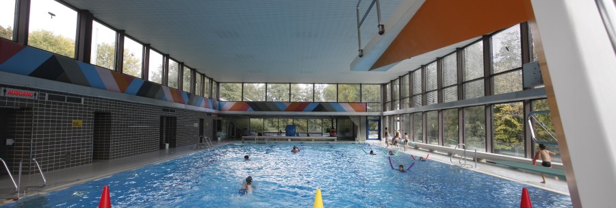 Swimming pool and diving platform in the Vaihingen indoor pool., &copy; Stuttgarter B&auml;der
