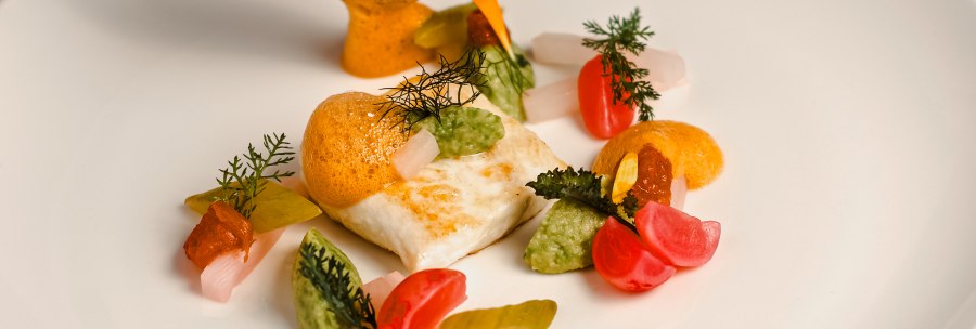 Heilbutt mit Avocado, Radieschen und Schaum kunstvoll auf weißem Teller angerichtet, mit Löffel serviert., © Hupperts Heilbutt mit Avocado, Radieschen und Schaum kunstvoll auf weißem Teller angerichtet, mit Löffel serviert., © Hupperts