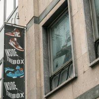 Fassade eines Gebäudes mit einem Schild 'Inside The Box' und einem gezeichneten Café im Fenster., © SMG, Sarah Schmid Fassade eines Gebäudes mit einem Schild 'Inside The Box' und einem gezeichneten Café im Fenster., © SMG, Sarah Schmid