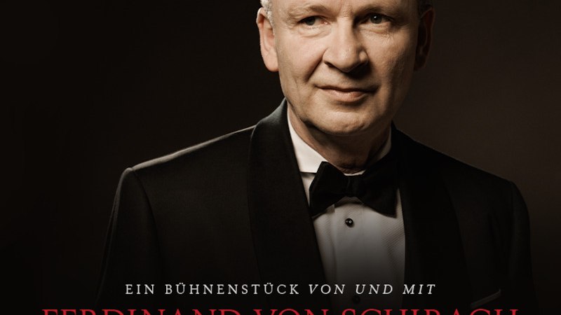 Mann im Anzug mit Fliege vor dunklem Hintergrund. Text: Ferdinand von Schirach, Der stille Freund., © MSK Events GmbH Mann im Anzug mit Fliege vor dunklem Hintergrund. Text: Ferdinand von Schirach, Der stille Freund., © MSK Events GmbH