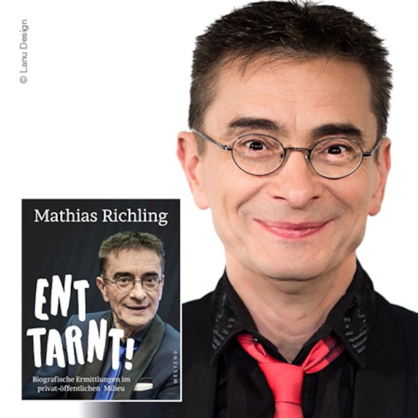 Mathias Richling lächelt in die Kamera, daneben das Buchcover seines Programms 'Enttarnt'., © Renitenztheater Stuttgart e.V.