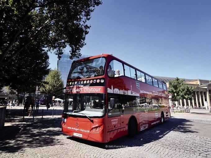 Roter Doppeldeckerbus der Stuttgart Citytour auf gepflasterter Stra&szlig;e, umgeben von B&auml;umen und Geb&auml;uden., &copy; SMG, Pierre Polak