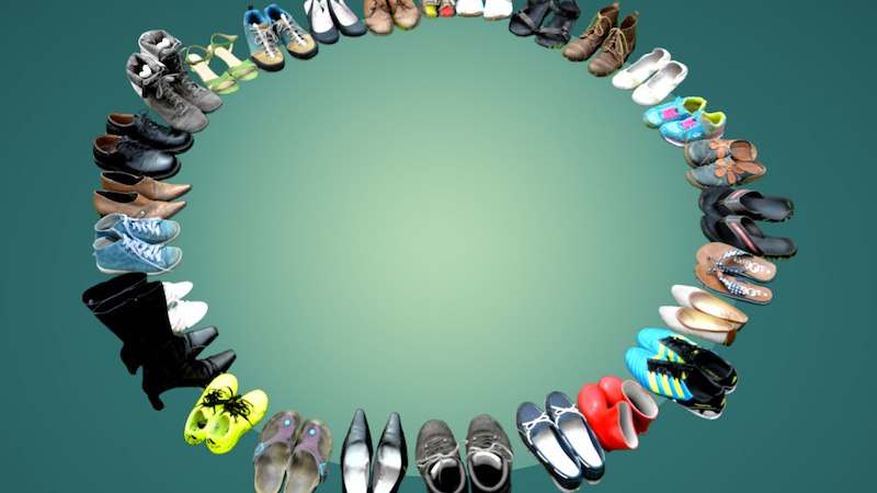 Ein Kreis aus verschiedenen Schuhpaaren auf gr&uuml;nem Hintergrund. Die Schuhe sind vielf&auml;ltig in Stil und Farbe., &copy; Theater der Altstadt