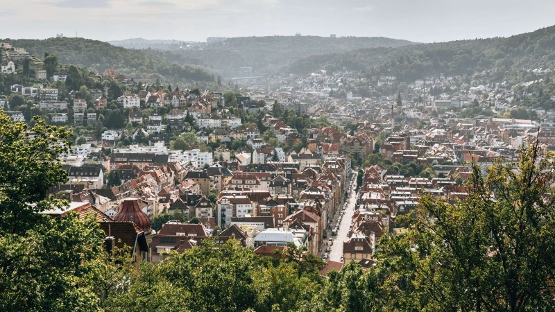 Panoramic view of Stuttgart from Weißenburgpark, with many houses and green hills in the background., © Stuttgart-Marketing GmbH Romeo Felsenreich Panoramic view of Stuttgart from Weißenburgpark, with many houses and green hills in the background., © Stuttgart-Marketing GmbH Romeo Felsenreich