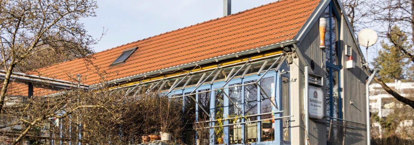 Modernes Haus mit rotem Ziegeldach und gro&szlig;en Glasfenstern, umgeben von kahlen B&auml;umen und einem Garten., &copy; Stuttgart-Marketing GmbH, Sarah Schmid