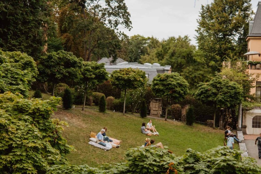 Gemeinsam lesen in entspannter Atmosphäre - ohne Ablenkung, mit Buch und  Picknickdecke., © Städtisches Lapidarium