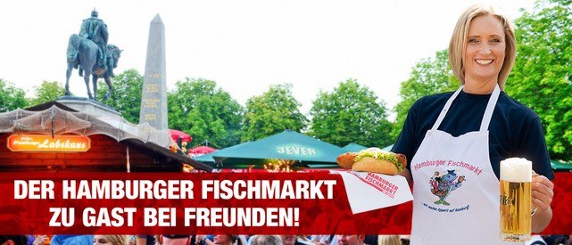 Frau mit Hamburger Fischmarkt-Schürze hält Fischbrötchen und Bier. Im Hintergrund ein Denkmal und ein Schild mit "Der Hamburger Fischmarkt zu Gast bei Freunden!", © WAGS Hamburg Events GmbH Frau mit Hamburger Fischmarkt-Schürze hält Fischbrötchen und Bier. Im Hintergrund ein Denkmal und ein Schild mit "Der Hamburger Fischmarkt zu Gast bei Freunden!", © WAGS Hamburg Events GmbH