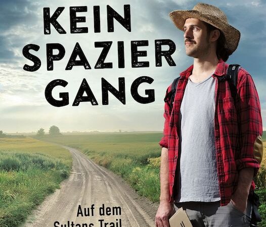 Ein Mann mit Hut und Rucksack steht auf einem Feldweg. Er h&auml;lt ein Schild mit 'Istanbul'. Der Himmel ist bew&ouml;lkt. Titel: 'Das ist kein Spaziergang'., &copy; Theaterhaus Stuttgart e.V.