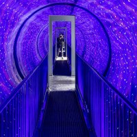 Ein beleuchteter Tunnel mit blauen und violetten Lichtern im Museum der Illusionen Stuttgart. Eine Person steht am Ende des Tunnels., © Stuttgart-Marketing GmbH, Sarah Schmid Ein beleuchteter Tunnel mit blauen und violetten Lichtern im Museum der Illusionen Stuttgart. Eine Person steht am Ende des Tunnels., © Stuttgart-Marketing GmbH, Sarah Schmid